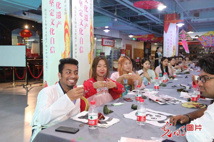 “今年端午，我与海淀有个约会”——中外大学生端午节传统文化体验活动举办