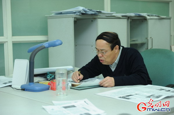 镜头记录“两会”中的光明人