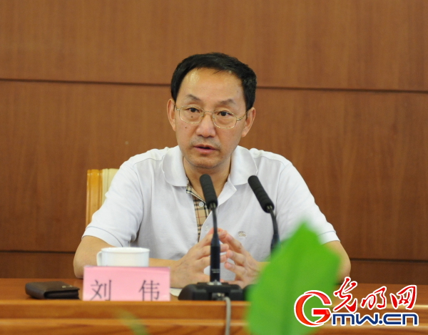 刘伟副总编辑为光明网全体员工进行培训