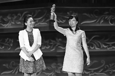 何东平总编辑出席2015年“寻找最美教师”大型公益活动揭晓典礼