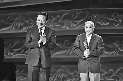 何东平总编辑出席2015年“寻找最美教师”大型公益活动揭晓典礼