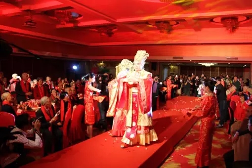 李春林副总编辑出席2015文化老人金婚庆典公益活动并致辞