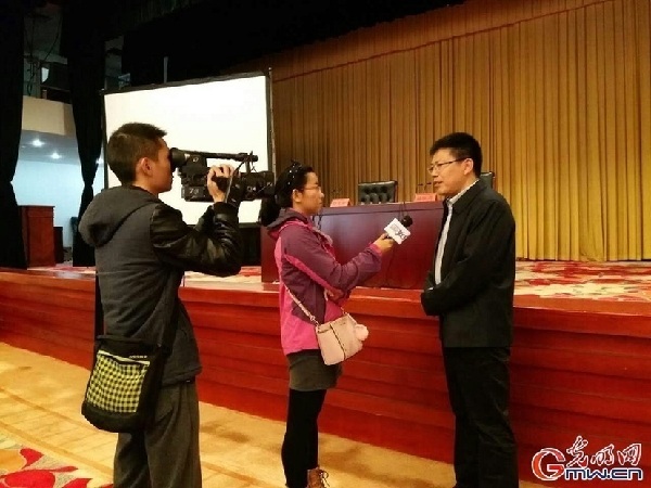 陆先高副总编辑出席“媒体融合发展中的破与立”讲座并接受采访