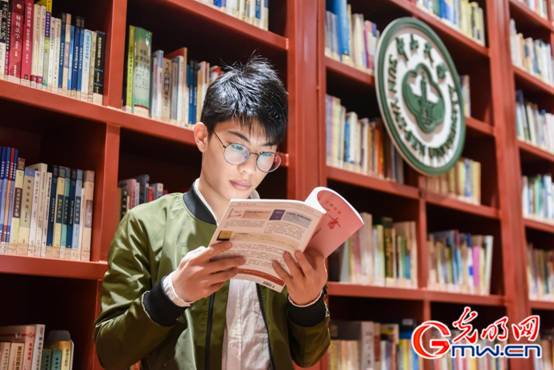 中大学子阅读“有深度”的《博览群书》，感想也“有深度”