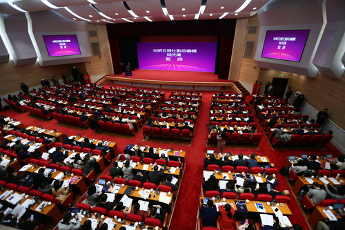 陆先高副总编辑出席2018中国智库治理暨思想理论传播高峰论坛开幕式并致辞