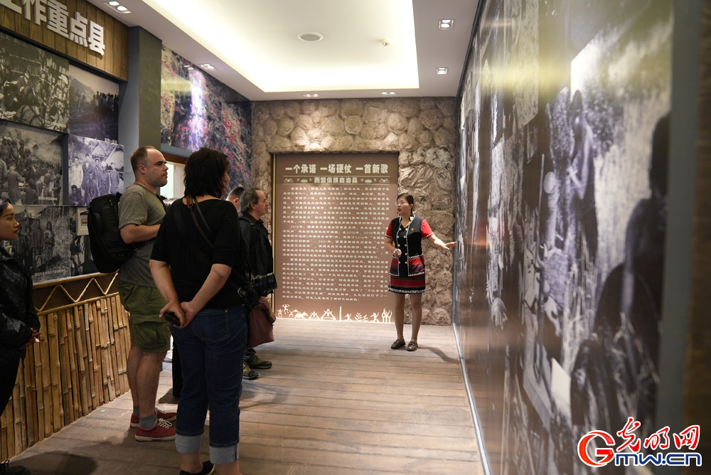 光明网等联合举办“人类童年·西盟佤部落国际摄影交流”活动