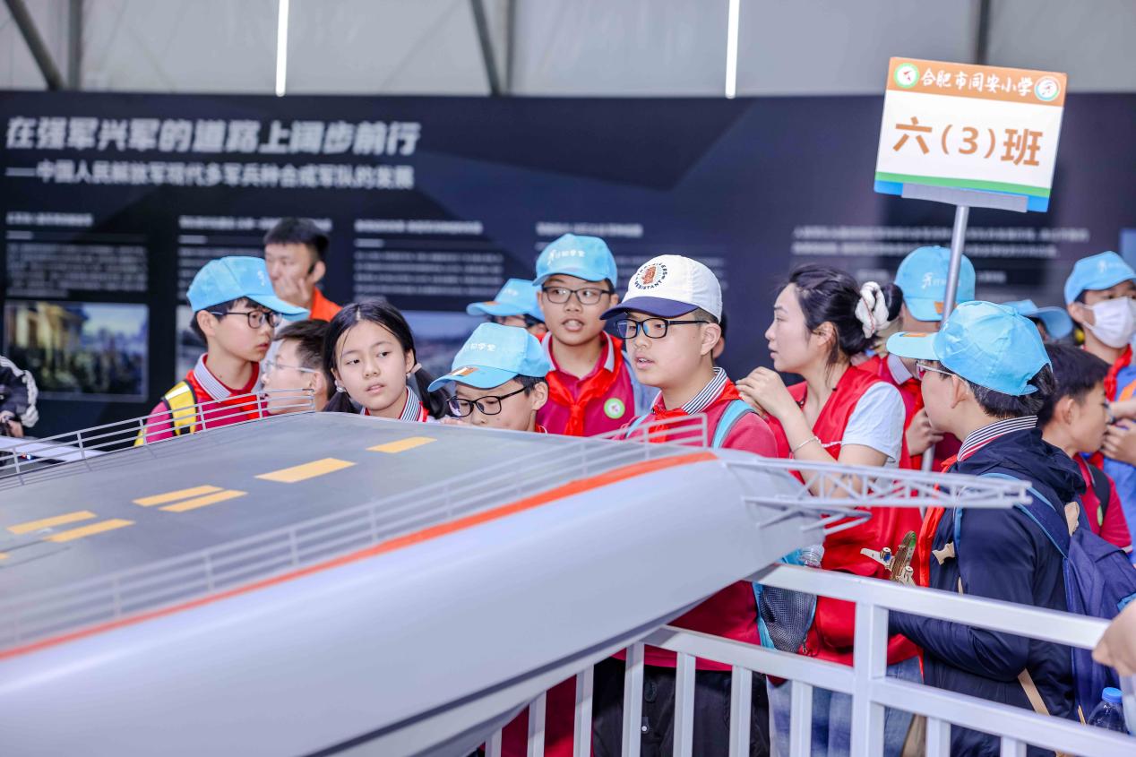 “巡光无界”2025军事科技前沿全国巡展合肥站启幕